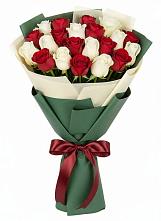 Букет Микс из красных и белых роз в Радищево