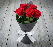 Букет 5 Красных роз Эдлесс Лав в Радищево