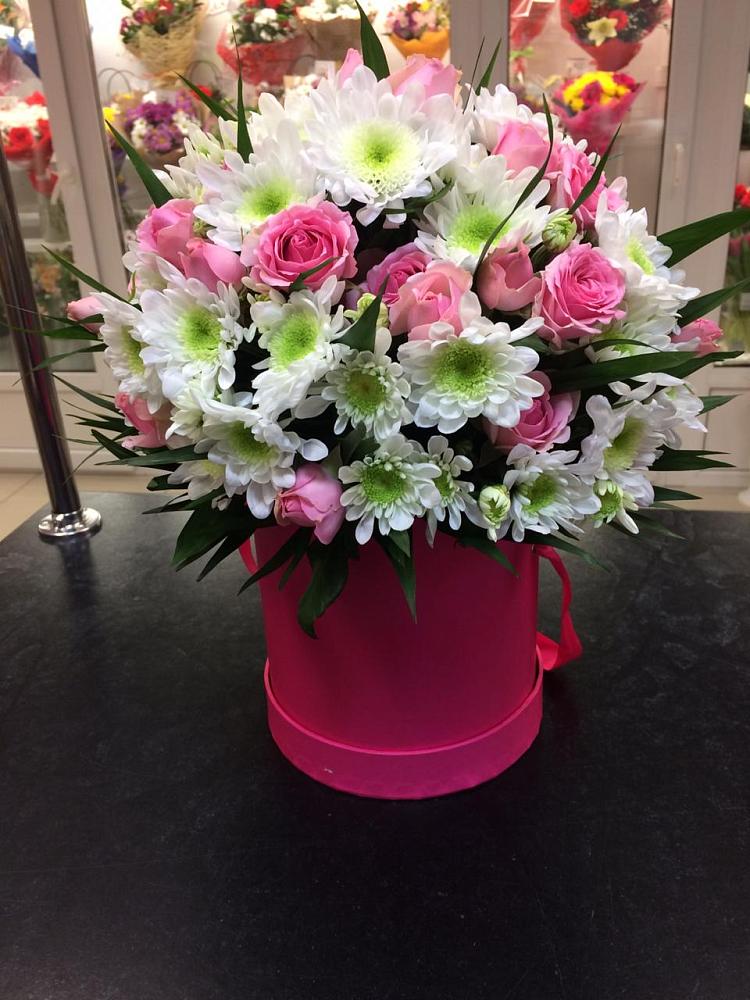 Цветочная композиция из Розы и Хризантемы в шляпной коробке в Радищево