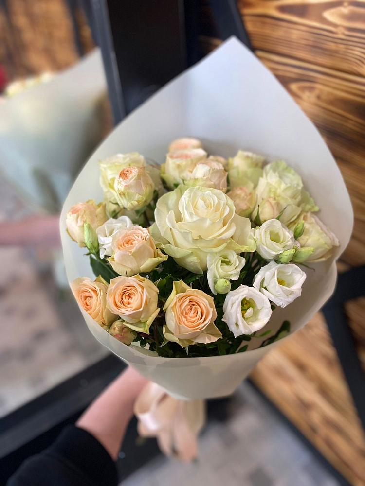 Букет цветов из: Розы и Лизиантусы в Радищево